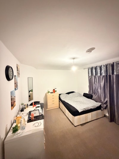 Bed Space in a Double Bedroom Main Photo