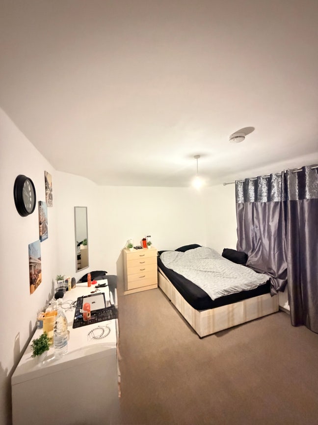 Bed Space in a Double Bedroom Main Photo