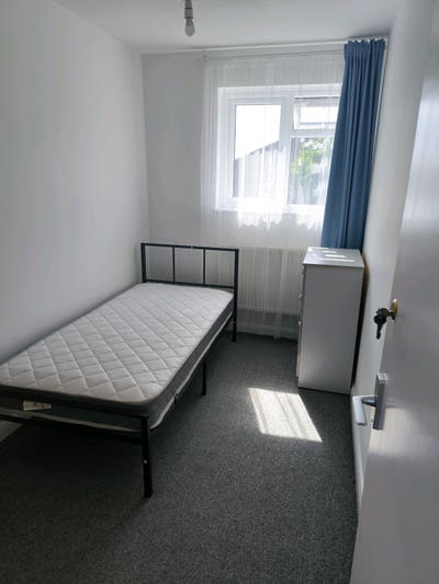 Single Room in Spacious 4-bedroom house in Laindon Main Photo