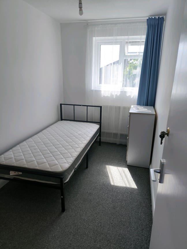 Single Room in Spacious 4-bedroom house in Laindon Main Photo