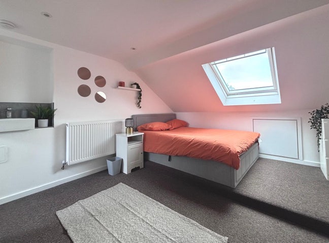 New Spacious Ensuite Loft Room  - No Fees Main Photo