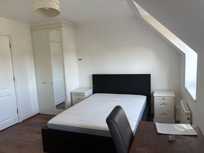 3 Rooms in a clean spacious house, Uxbridge  Main Photo
