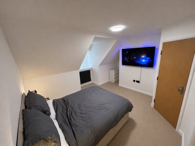 Top-Floor En-Suite Double Room, Fully Furnished Main Photo