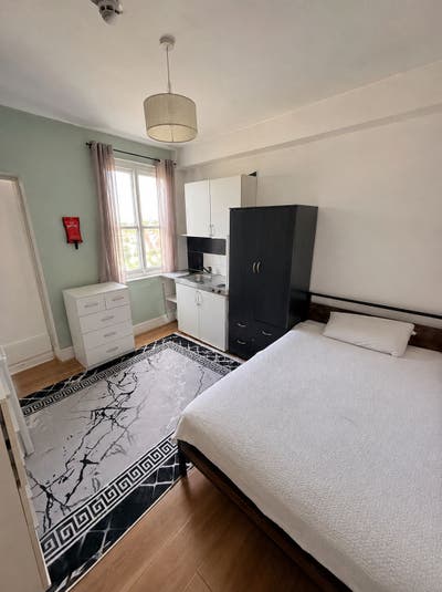 Studio 15 Mins to Seven Sisters ! Available Now !  Main Photo