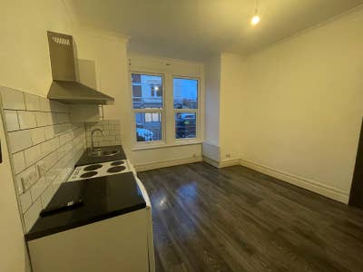 Studio in Putney Main Photo