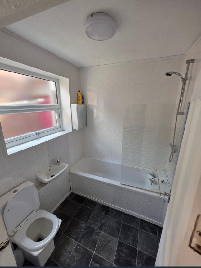 Room available in 3 bed house- Middlesborough- TS1 Main Photo