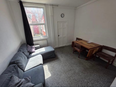 Room available in 3 bed house- Middlesborough- TS1 Main Photo
