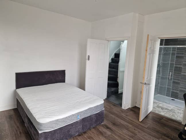 Large Double Ensuite Bedroom Main Photo