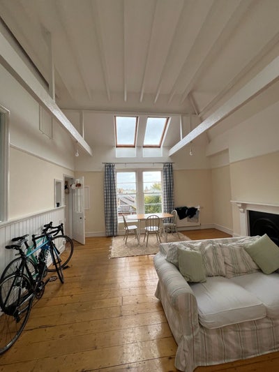 Top Floor Spacious Flat Main Photo