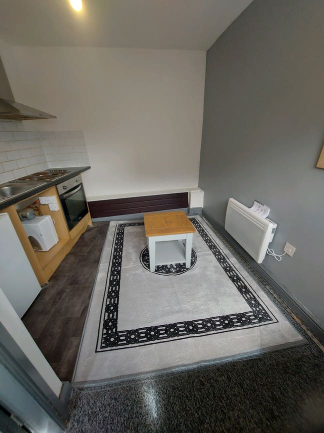 Self contained ground floor flat,seperate entranc Main Photo