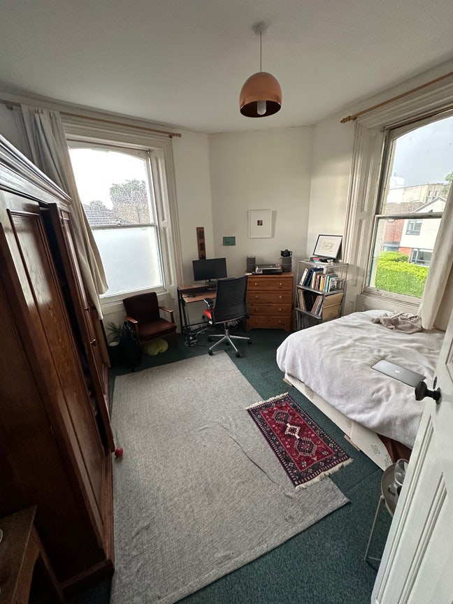 Large, well-lit room in Bethnal Green Main Photo