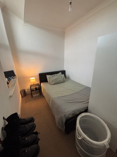 Double room in two bedroom flat Main Photo