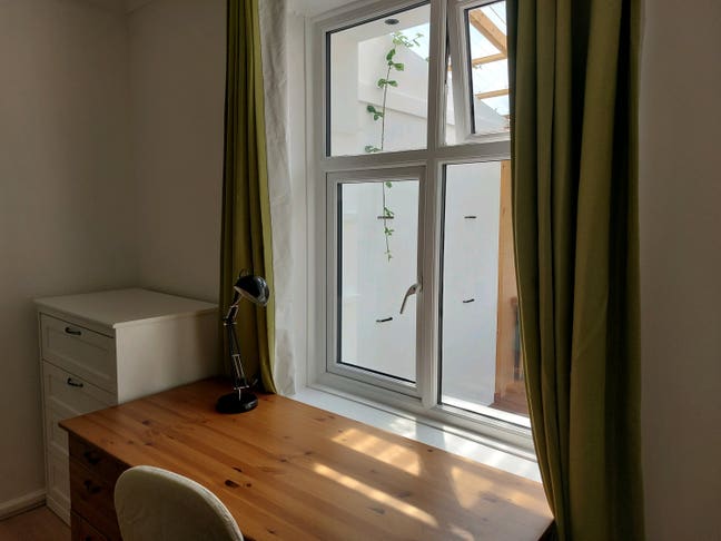 Large Double Bedroom, Cleaning Service Included  Main Photo