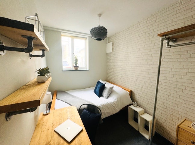 Clarendon Road- 2 min walk from Hove station! Main Photo