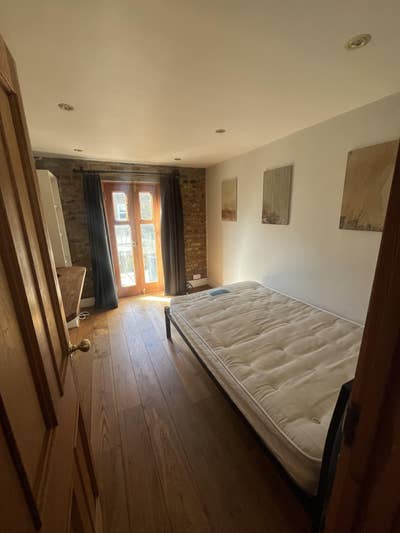 Spacious Double Room with Balcony- Kensal Green Main Photo