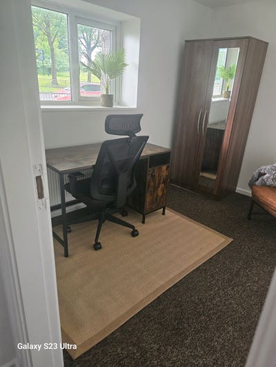 Large refurbished double suite ideal WFH Main Photo