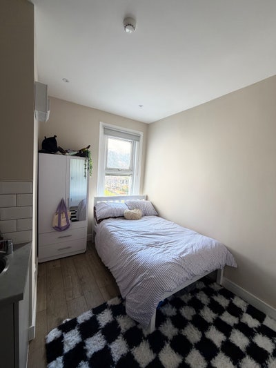 1 person en-suite studio in a 4 bed house  Main Photo