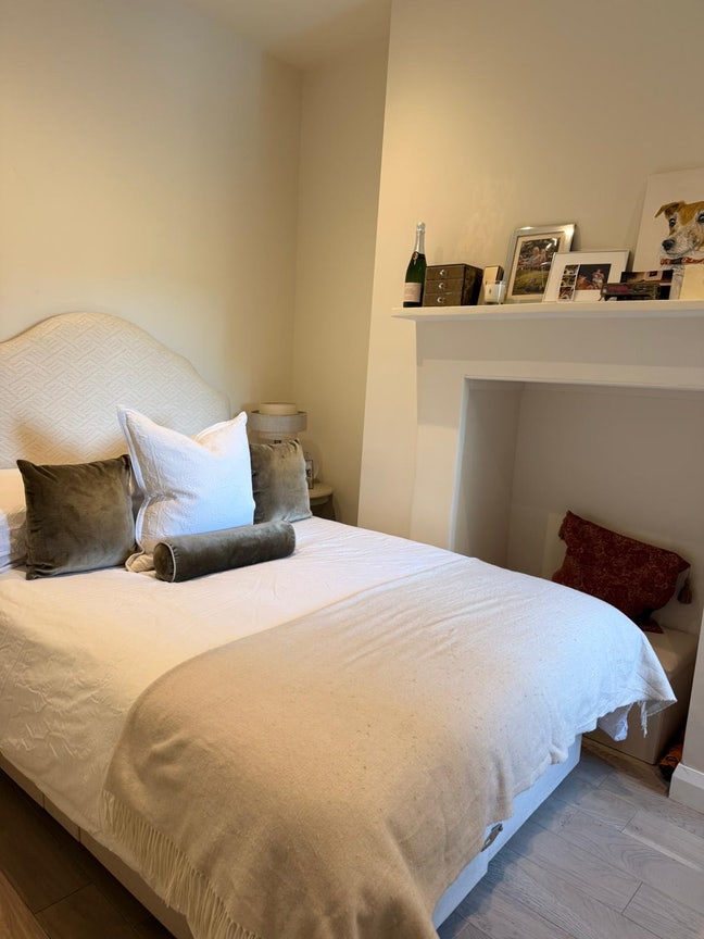 Double room in privately owned flat available  Main Photo