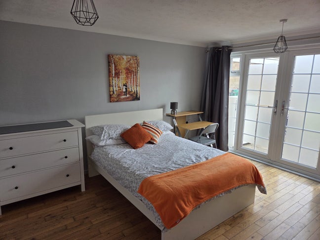 Three Furnished Rooms in the Same House Main Photo