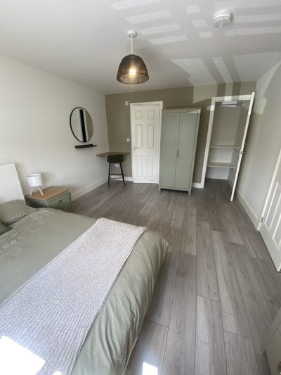New - Large En Suite Double Room in quiet area Main Photo
