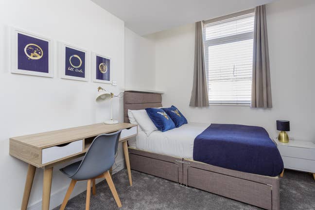  En-Suite  Room  in  Modern  Professional  House  PO2 Main Photo
