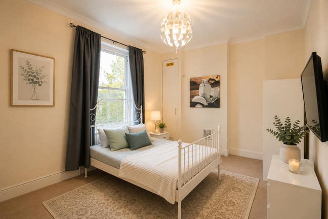 Lovely Top Floor double at Holland Park Gardens Main Photo