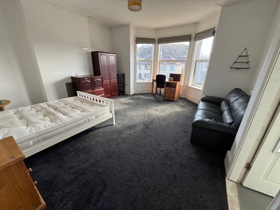 Large room en-suite bill included liveout landlord Main Photo