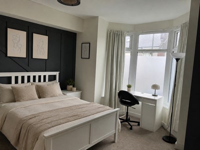 Recently renovated large room with ensuite  Main Photo