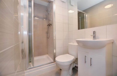 Studio flat near tube and high street Main Photo