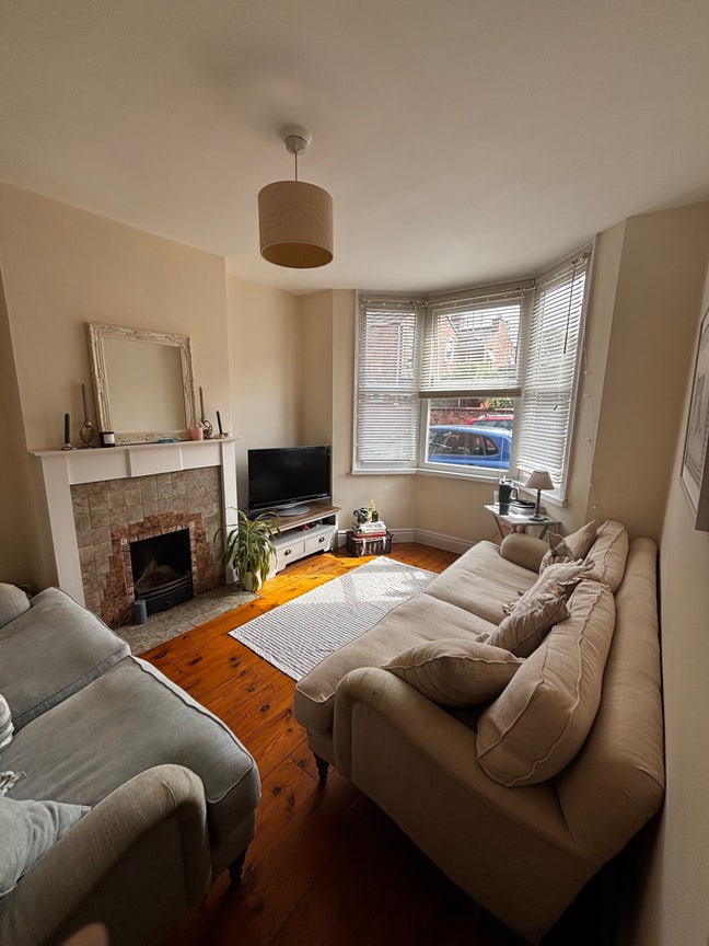 Double bed room in gorgeous 2 bed terraced house Main Photo
