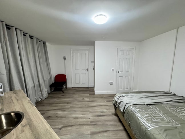 2 Rooms Available & 5 Studios Available Now Main Photo