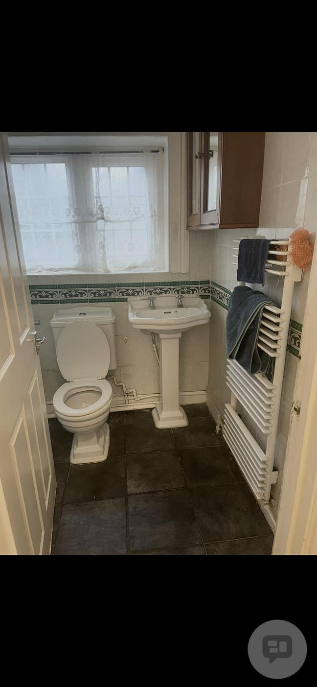 A large double bedroom to let  Main Photo