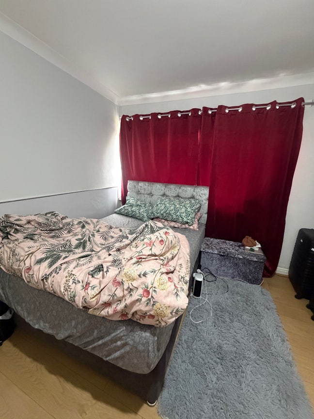 Double bed room to rent Main Photo