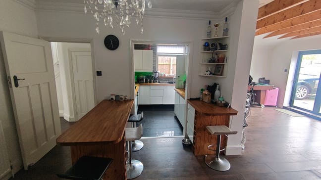 Large double room in extensively renovated house Main Photo