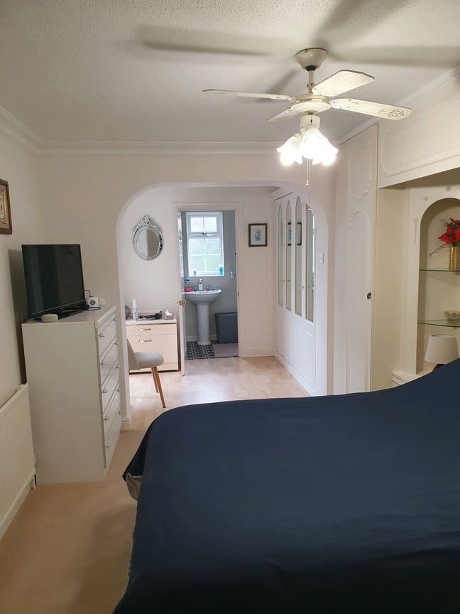 Bungalow 1 large  double bedroom with own showroom Main Photo
