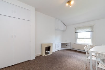 Bright 2 Bed Flat in Cricklewood, NW2 Main Photo