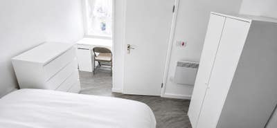 1 Double En Suite Available in L4 Area! Main Photo