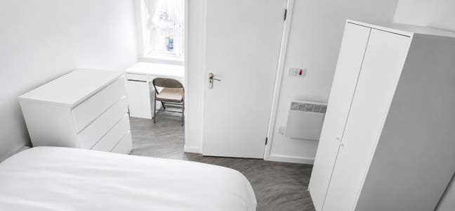 1 Double En Suite Available in L4 Area! Main Photo