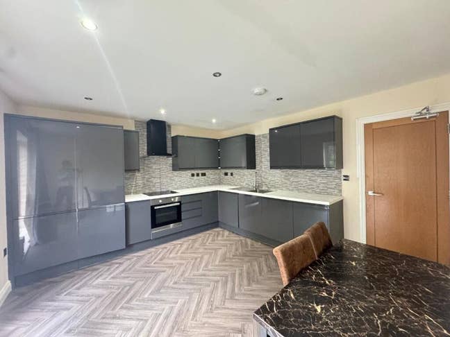 3 Bed Flat With Ensuite & Balcony Near Limehouse Main Photo