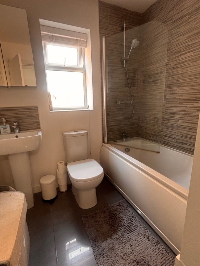 Double bedroom in a new build Main Photo