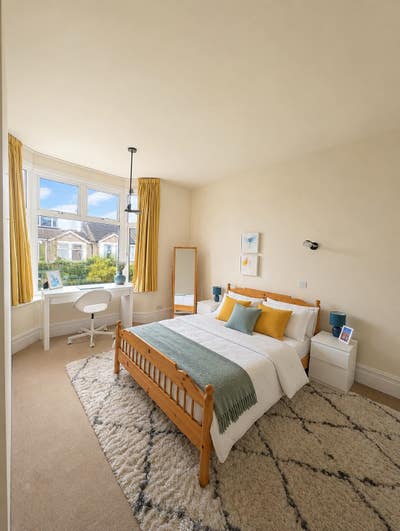 Bright Double Bedroom - 1 Minute Walk to Tube! Main Photo