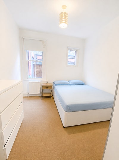 Double Room Available/3 Bed Garden House Main Photo