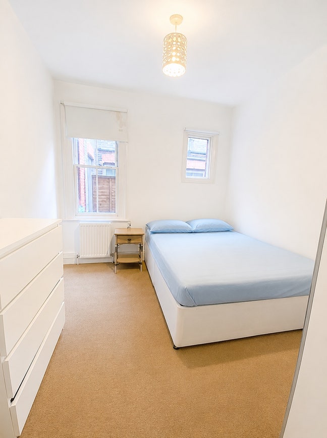 Double Room Available/3 Bed Garden House Main Photo