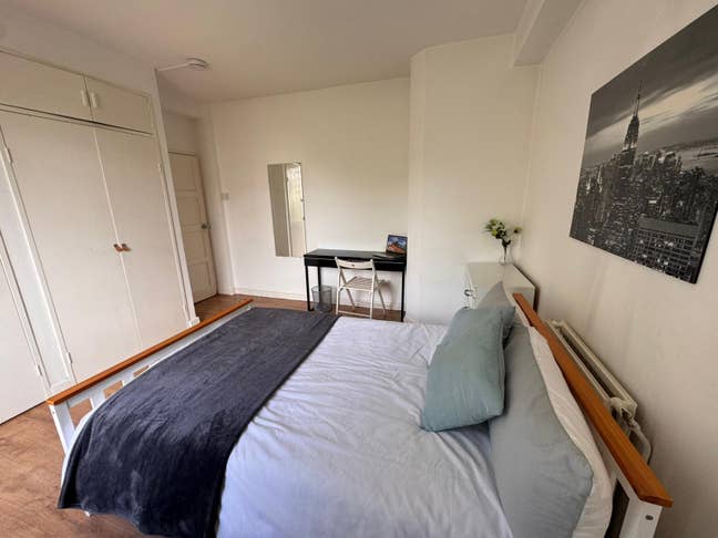 Spacious bright room near Paddington Main Photo