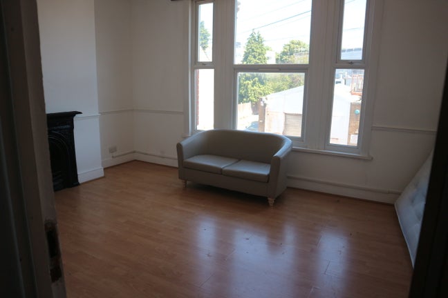 3 bedroom marionette flat to let in leyton Main Photo