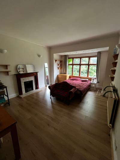 Professional person required for sociable house Main Photo