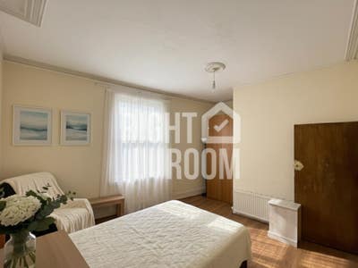 Spacious 3-Bedrm Coastal Flat | Prime PO5 | &pound;1750 Main Photo