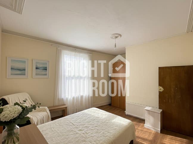 Spacious 3-Bedrm Coastal Flat | Prime PO5 | &pound;1750 Main Photo