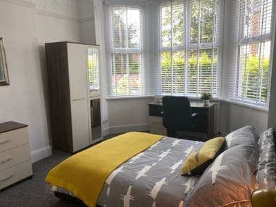 Lovely Large Double En-suite nr Stockport  Station Main Photo
