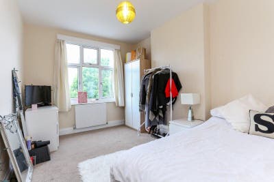 2 Double rooms 10min walk to Acton Town Station Main Photo